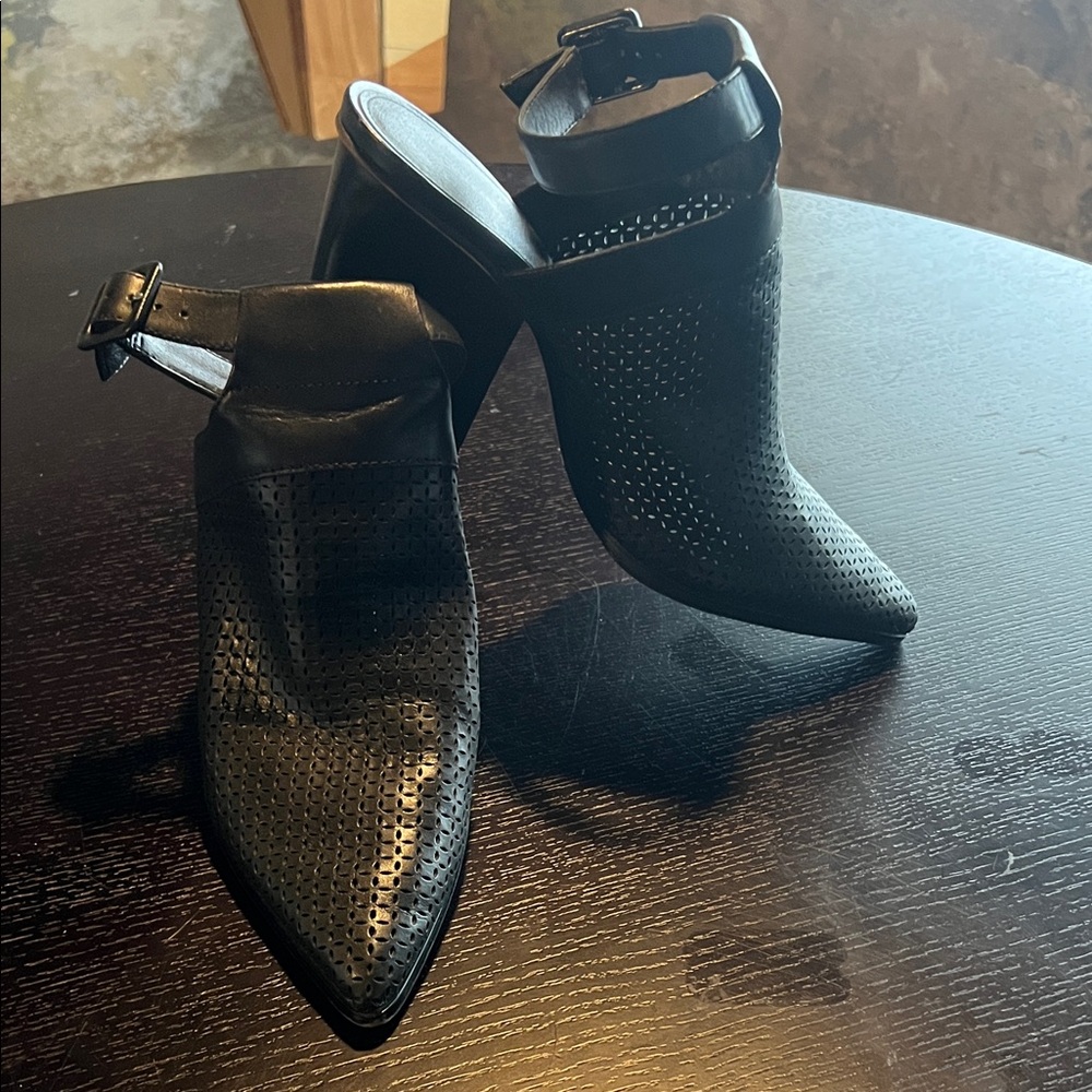 Donald Pliner “ Varen” heel. Size 11. Good used condition.